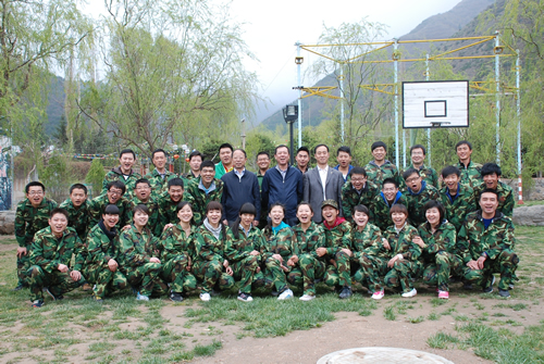 公司十分重視青年職工思想教育工作，經(jīng)常組織開(kāi)展活動(dòng)豐富他們的精神生活。圖為拓展訓(xùn)練后領(lǐng)導(dǎo)與年輕人合影